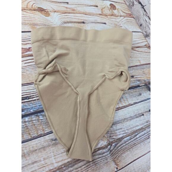 SKIMS Other - Skims thong shape wear seamless tan size small NEW